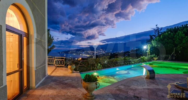 Дом 677 м² на участке 17 сот.