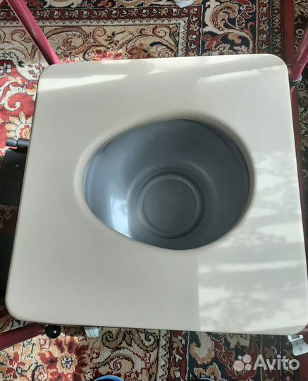 Санитарное кресло на колесах в идеальном состоянии