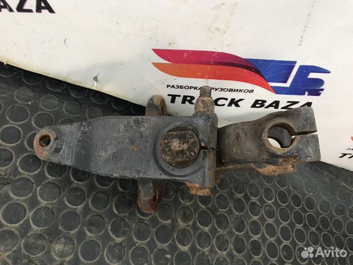 1739455 Кронштейн передней рессоры правый