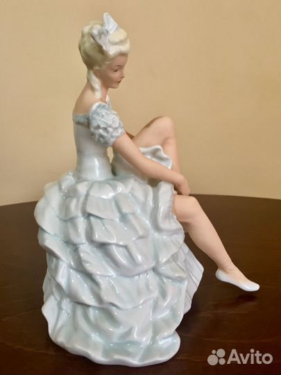 Балерина, завязывающая пуанту. schaubach kunst