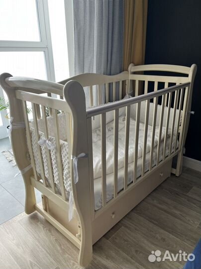 Детская кроватка с маятником