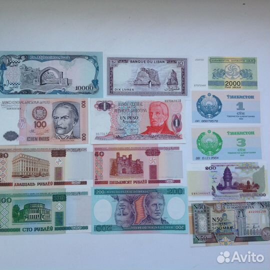 Набор иностранных банкнот в альбоме 70 шт