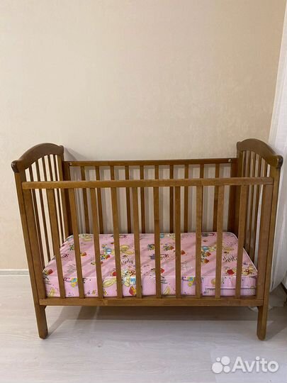 Детская кроватка с маятником