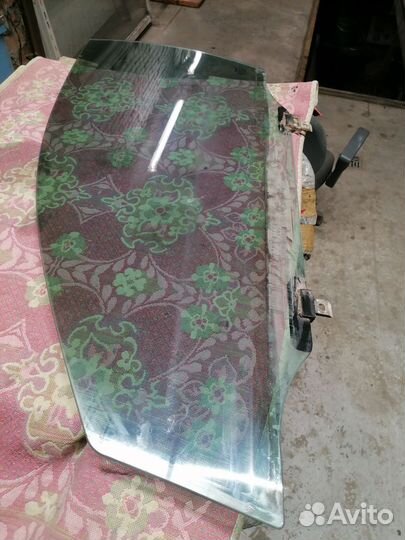 Стекло avensis 2