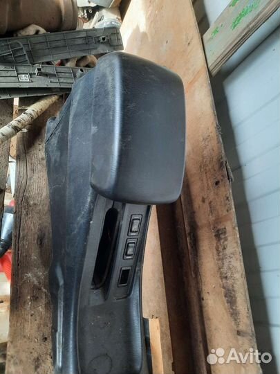 Подлокотник на Nissan Almera Classic B10