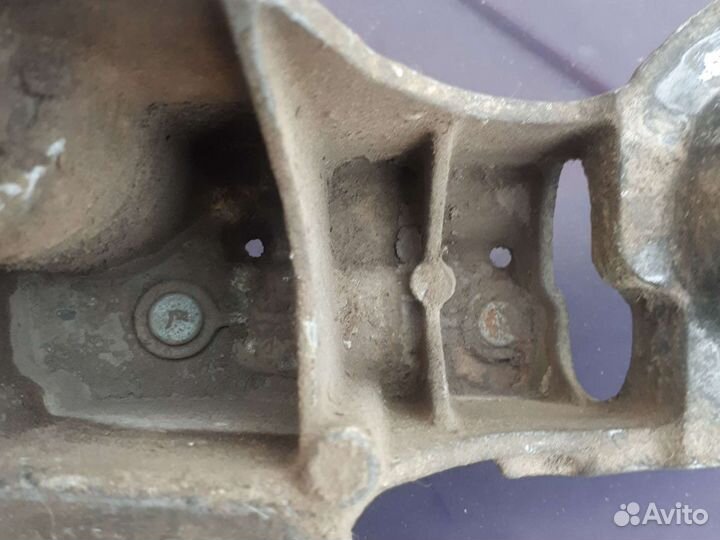 Правый кронштейн подрамника ауди а4 б6