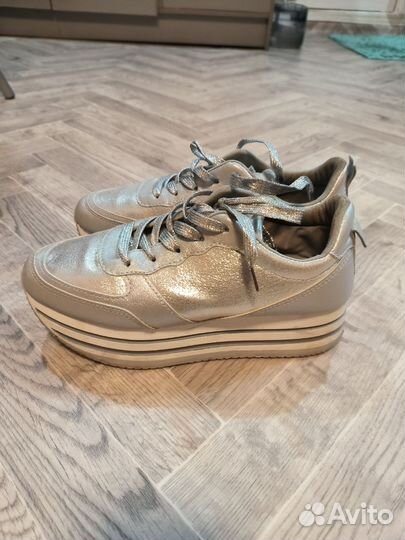 Кроссовки женские