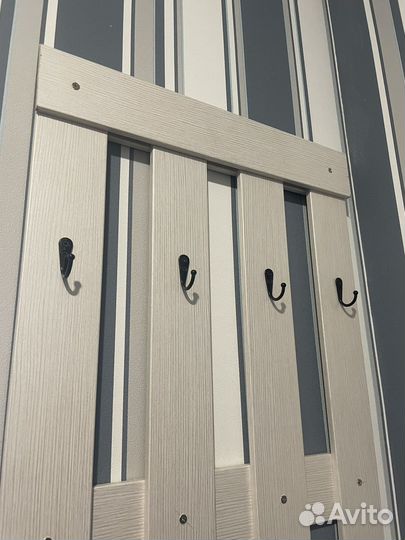 Вешалка для одежды настенная