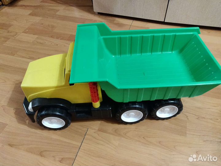 Грузовик игрушечный