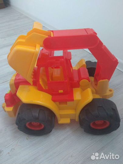 Трактор большой 48 см