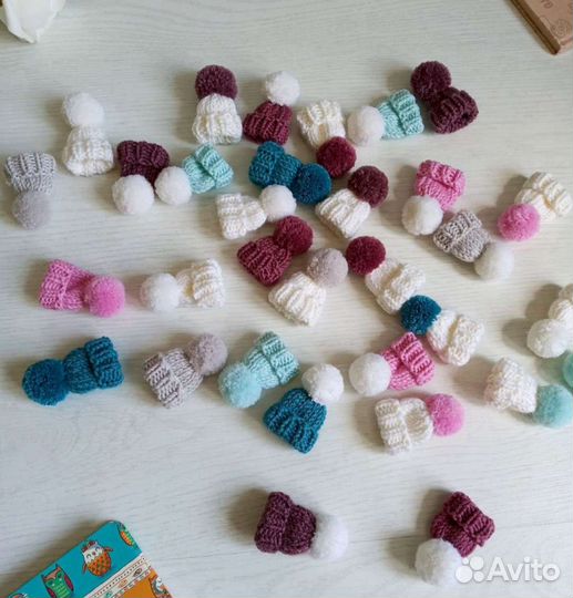 Брошь вязаные мини-шапочки