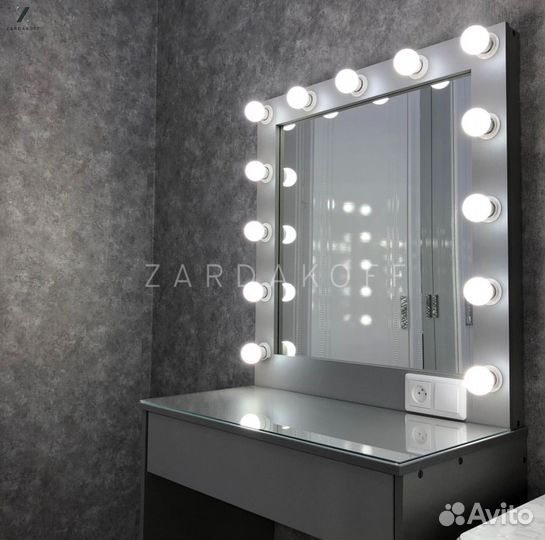 Гримерный стол и гримерное зеркало с подсветкой