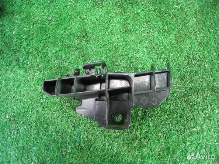 Кронштейн бампера заднего правый Toyota Yaris P13