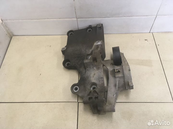 Кронштейн генератора Passat B6 2005-2010