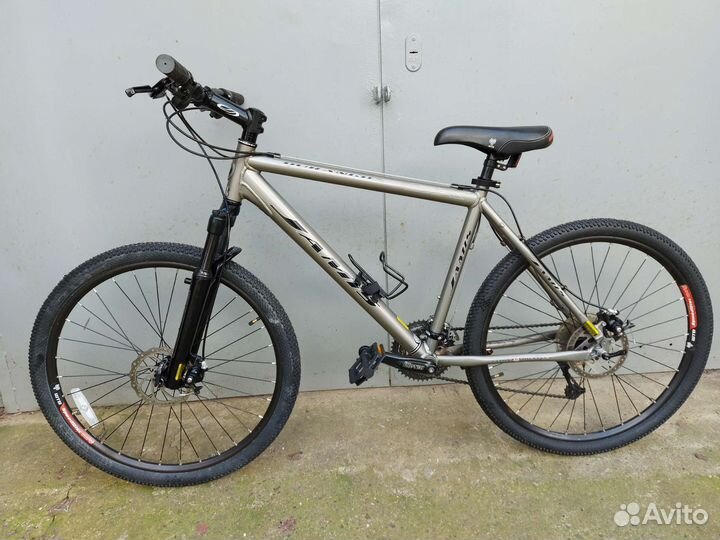 Велосипед Jamis весь на Deore и Manitou