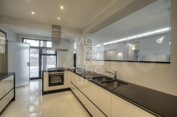 Коттедж 1150 м² на участке 30 сот.