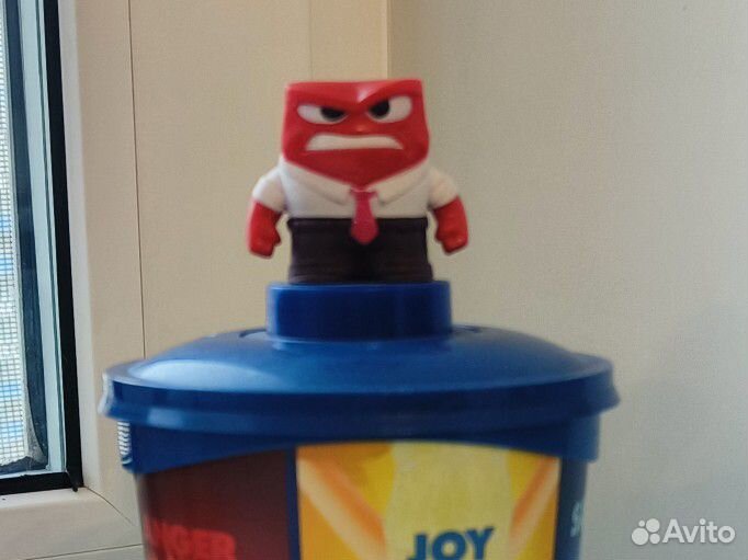 Фигурки и стакан