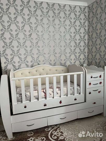 Детская кроватка с маятником и ящиком