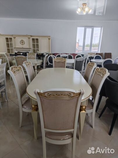 Стол и стулья