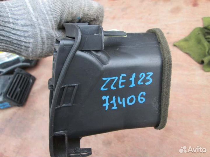 Рамка магнитофона Toyota Allex ZZE123 2ZZ-GE