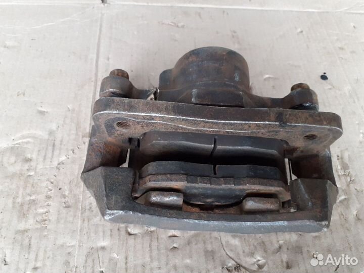 Суппорт передний левый Хонда Аккорд В5 93-98г.в