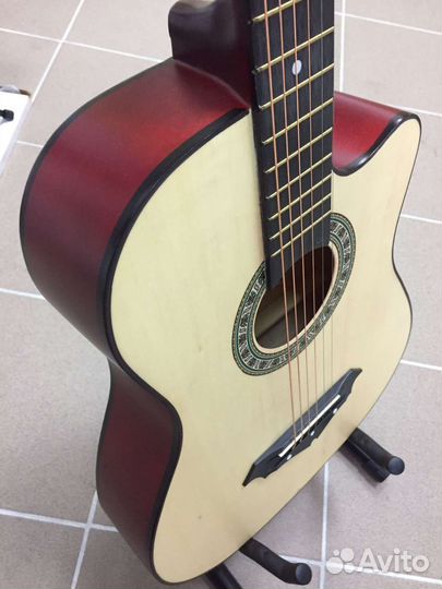Акустическая гитара с орнаментом