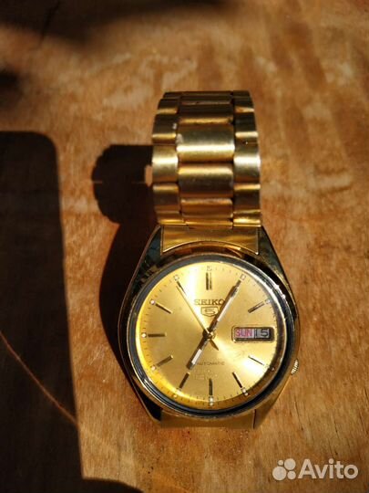 Часы seiko 5 automatic в жёлтом корпусе