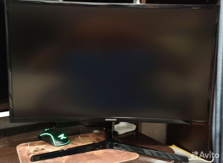Изогнутый монитор Samsung 27
