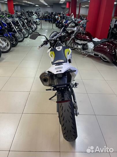 Husqvarna 701 supermoto