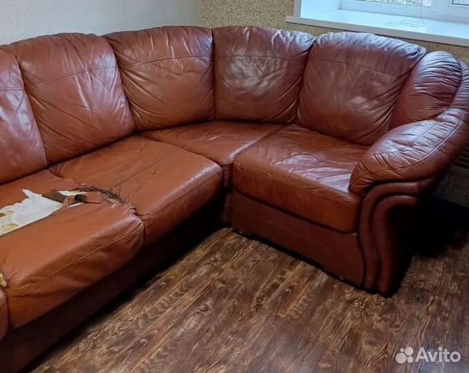 Кожаные диван и кресло