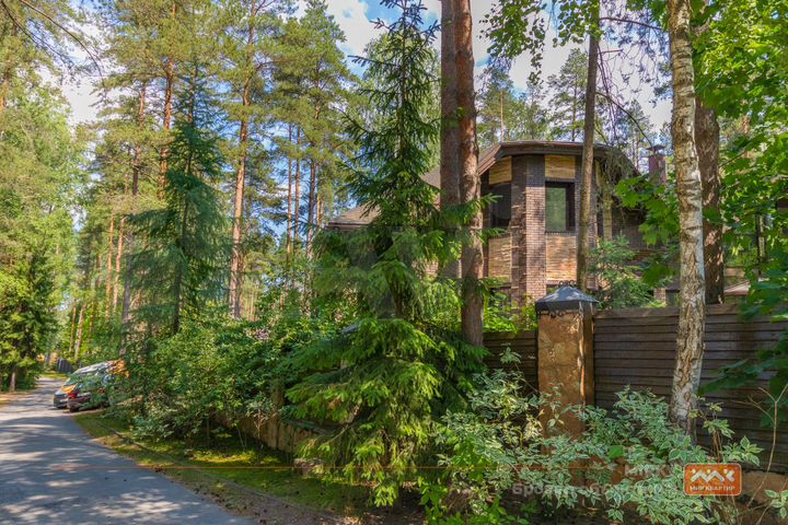 Коттедж 433,8 м² на участке 12,1 сот.