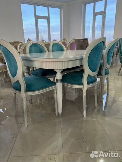 Стол и стулья