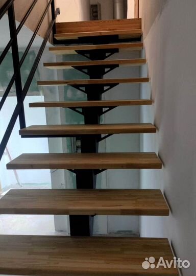 Лестница на металлокаркасе красивая