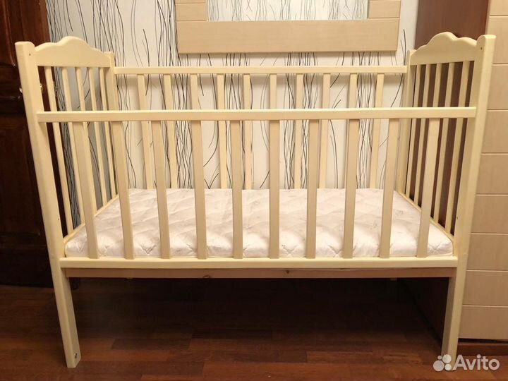 Детская кроватка с маятником