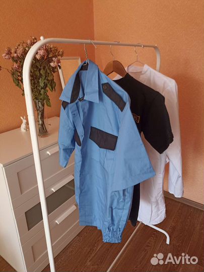 Белый халат и форма охраны