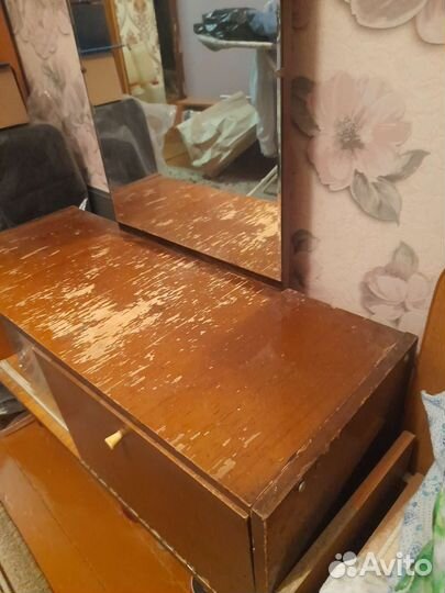 Трюмо с зеркалом