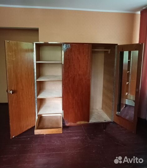 Трёхстворчатый полированный гардероб с зеркалом