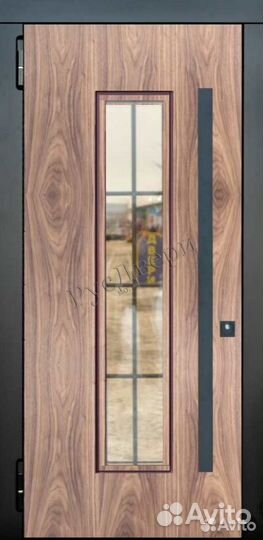 Металлическая входная дверь с окном для улицы