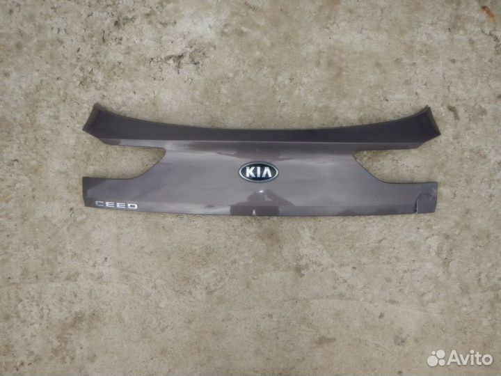Накладка крышки багажника Kia Ceed 3