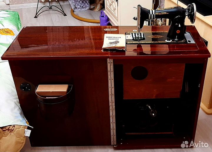 Швейная машинка Подольск 2м в тумбе