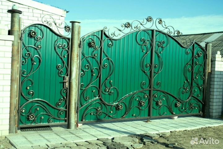 Кованные распашные ворота с забором