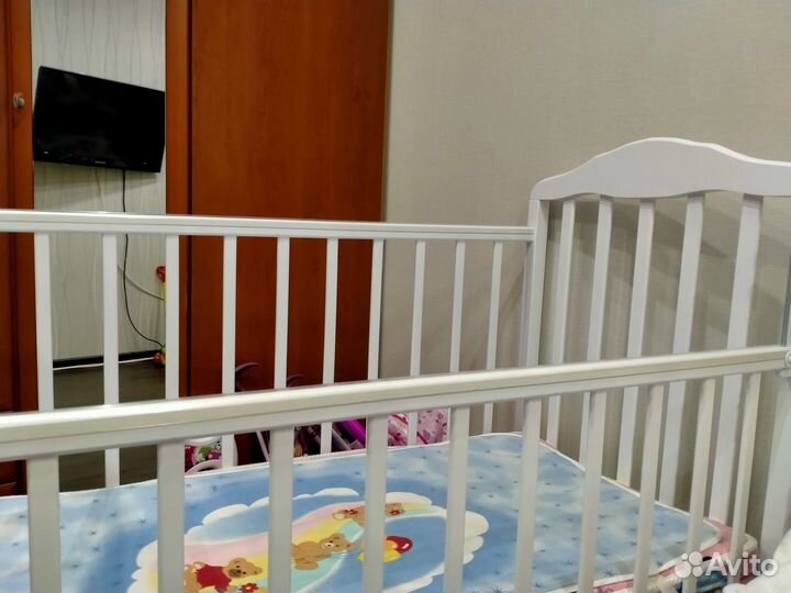 Детская кроватка с маятником