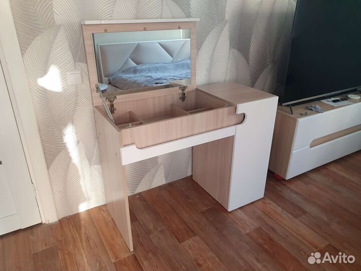 Туалетный столик с зеркалом