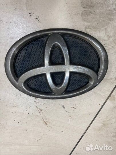 Эмблема решетки радиатора