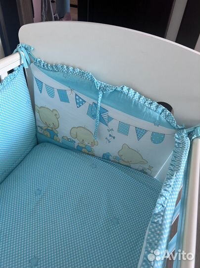 Детская кроватка с маятником и ящиком