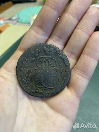 Различные коллекции монет и купюр