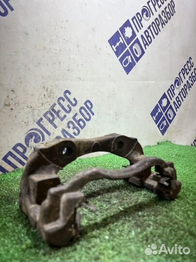 Скоба суппорта передняя левая Citroen Berlingo