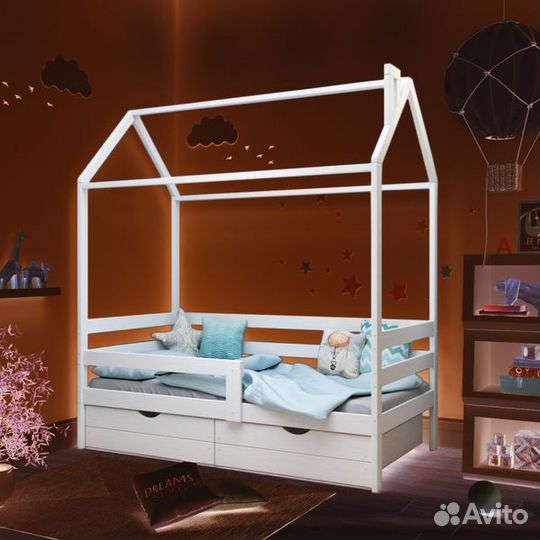 Кроватка для малыша с бортиком из натурального дер