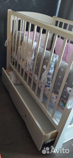 Детская кроватка с маятником и ящиком
