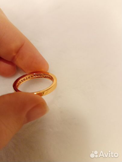 Золотое кольцо с бриллиантом